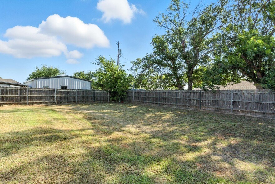 More Photos Of 104 Yuma Street, Lipan Warehouse For Sale