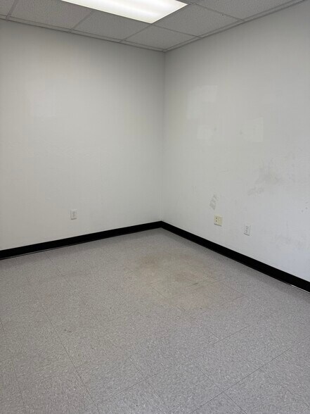 More Photos Of 9011 Polaris Dr, Oklahoma City Distribution For Lease