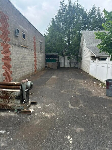 More Photos Of 180 Sargeant Ave, Clifton Warehouse For Lease