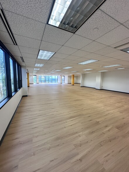 More Photos Of 730 Holiday Dr, Pittsburgh Office For Lease