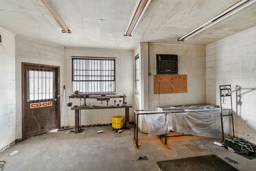 More Photos Of 4000 Memorial Blvd, Springfield Freestanding For Sale