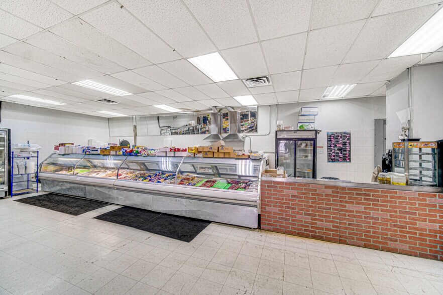 More Photos Of 5600-5612 W Division St, Chicago Storefront For Sale