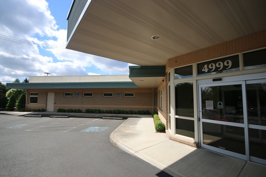 Primary Photo Of 4999 Skyline Rd S, Salem Medical For Lease