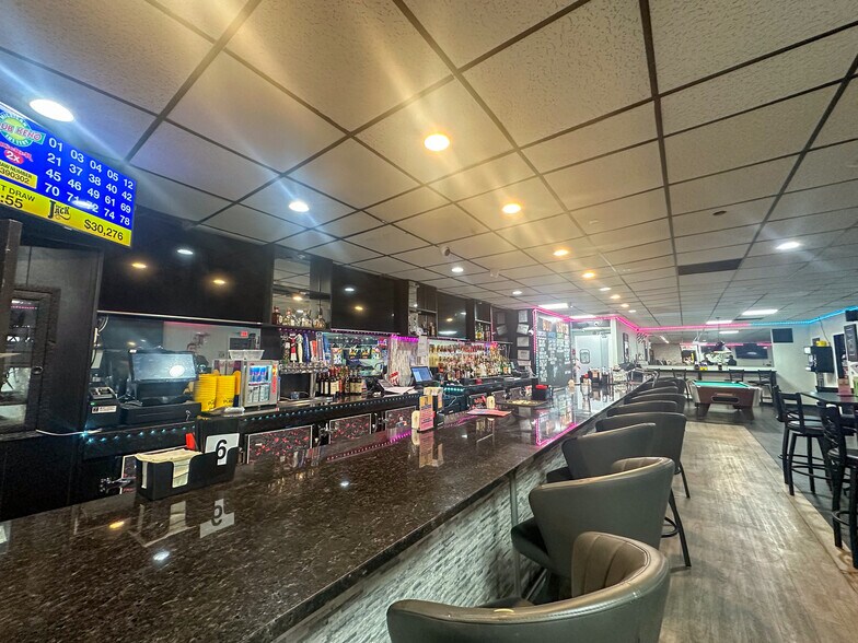 More Photos Of 3870 Elizabeth Lake Rd, Waterford Bar For Lease