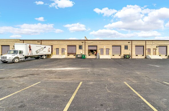 More Photos Of 2271-2289 Devon Ave, Elk Grove Village Warehouse For Lease