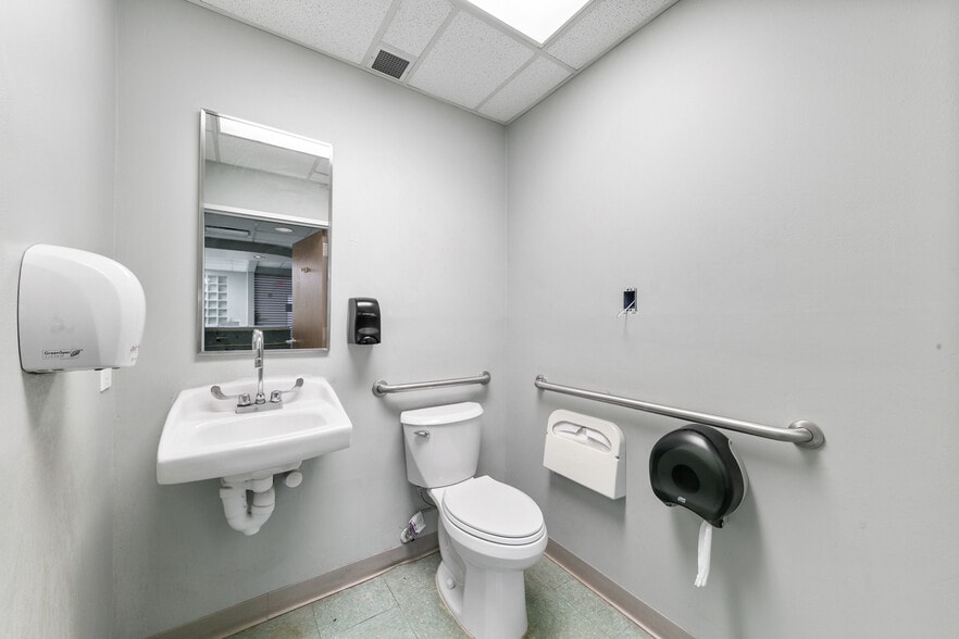 More Photos Of 3828 Avenue N, Galveston Hospital For Lease