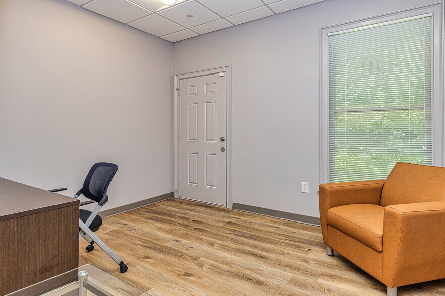 More Photos Of 117 Governors Sq, Fayetteville Medical For Lease