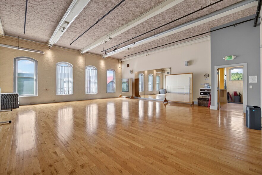More Photos Of 420 Park St, Housatonic Flex For Sale
