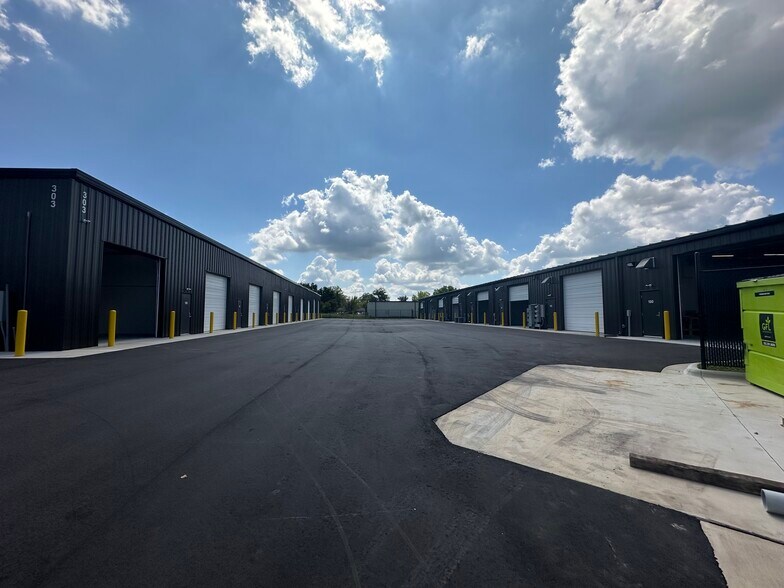 More Photos Of 301 Hooker Rd, Greenville Flex For Lease