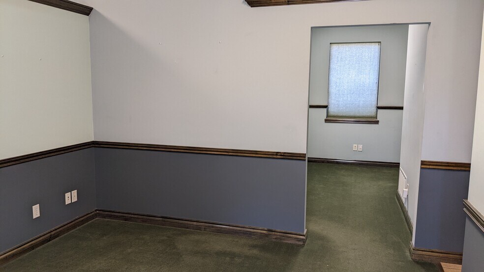 More Photos Of 621-633 N Kessler St, Wichita Showroom For Lease
