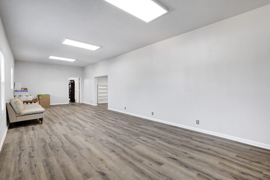 More Photos Of 1016 E Borgfeld Dr, San Antonio Flex For Sale