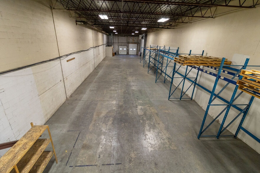 More Photos Of 7004-7042 30th St SE, Calgary Service For Lease