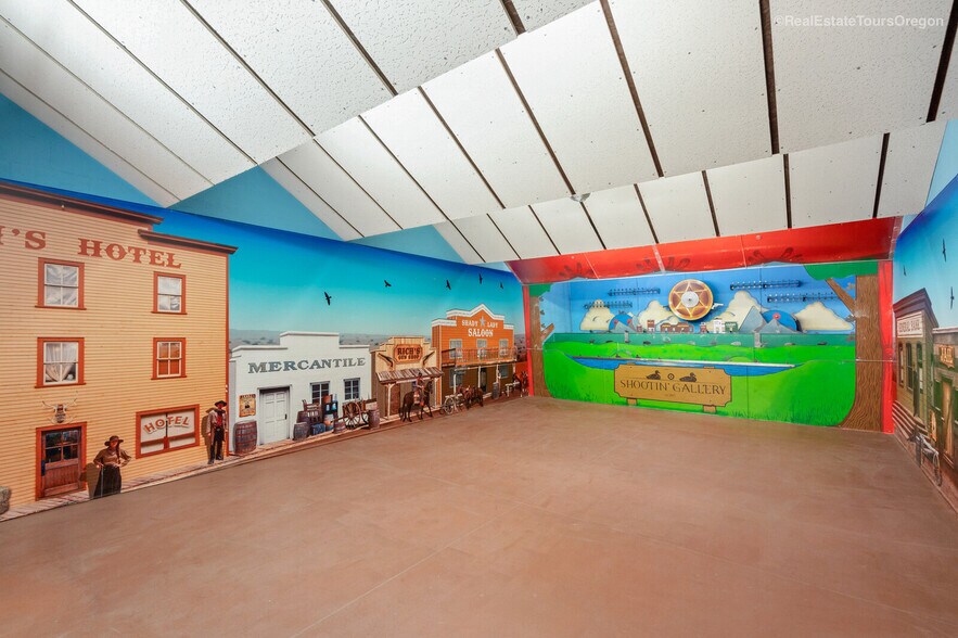 More Photos Of 10791 Oak St NE, Donald Showroom For Sale