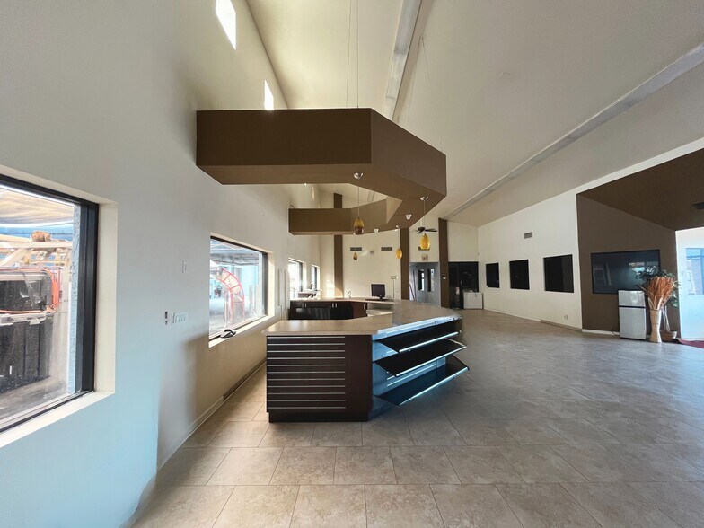More Photos Of 2828 S Country Club Dr, Mesa Storefront Retail Office For Lease