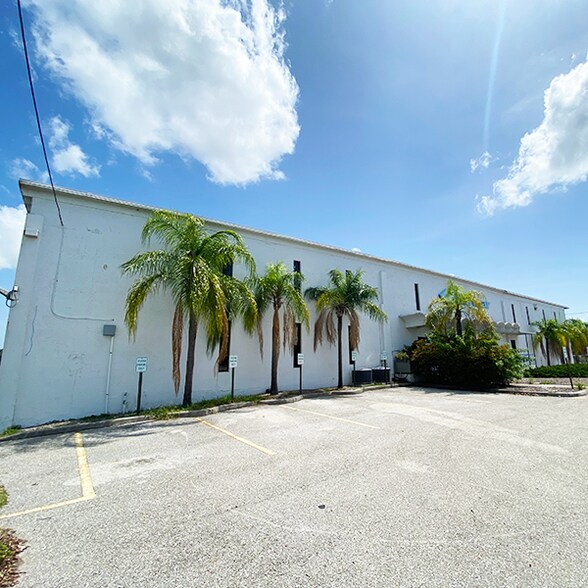 More Photos Of 2075 47th St, Sarasota Warehouse For Lease