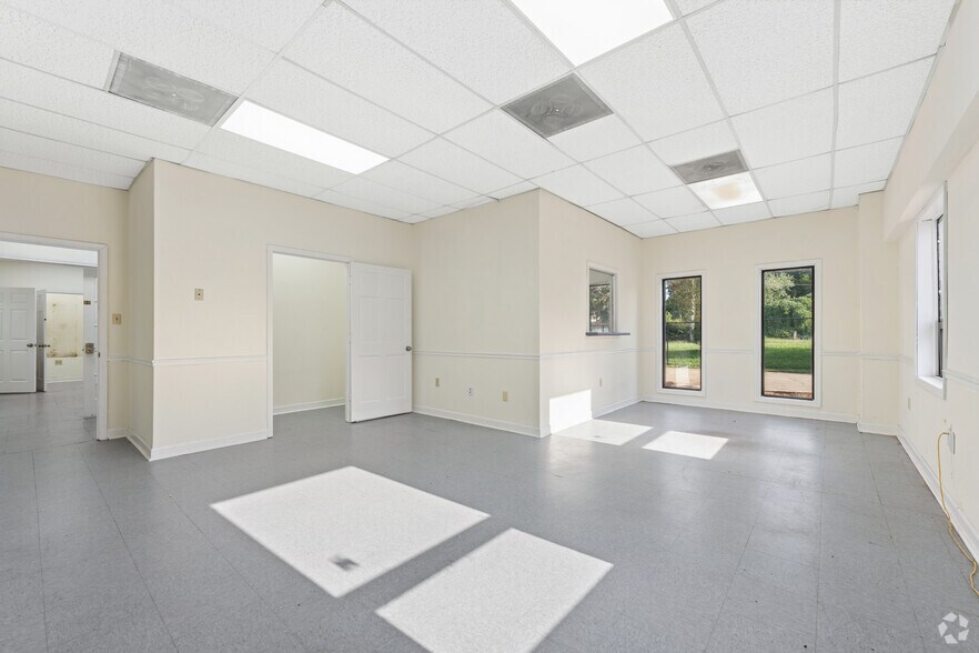 More Photos Of 1445 Cleveland Ave, East Point Showroom For Sale
