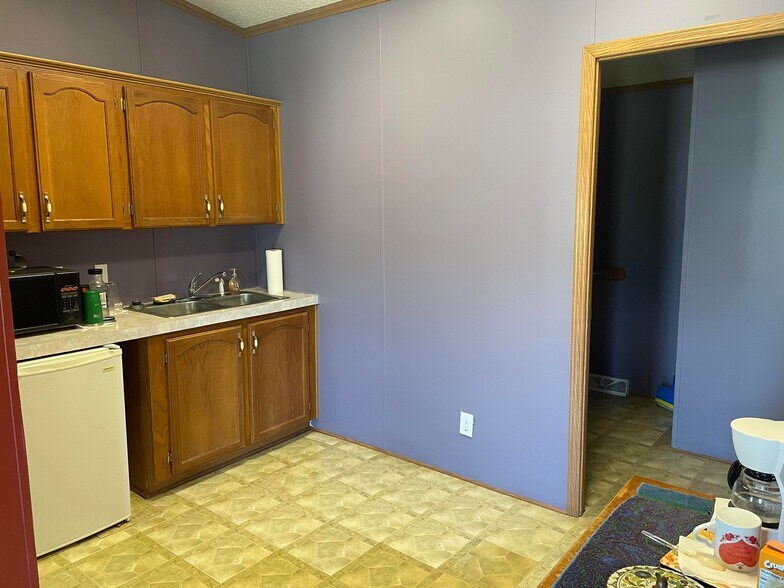 More Photos Of 403 S Melville St, Rensselaer Manufacturing For Sale