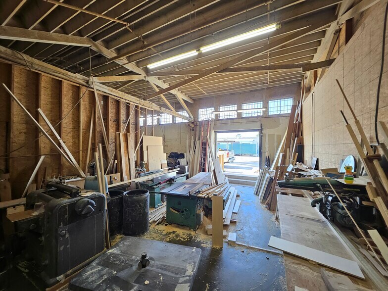 More Photos Of 3008 W Hyde Park Blvd, Los Angeles Warehouse For Lease