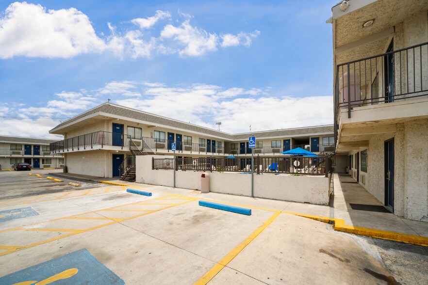 More Photos Of 5522 N Pan Am Expy, San Antonio Hotel For Sale