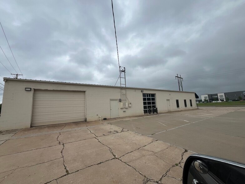 More Photos Of 7301 N Classen Blvd, Oklahoma City General Retail For Lease