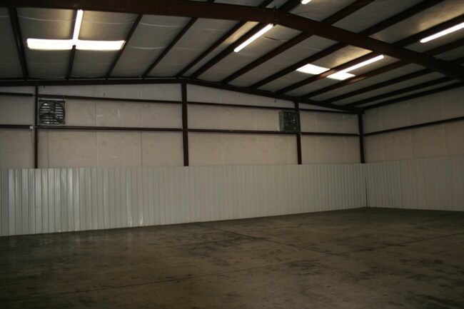 More Photos Of 559 N 13th St, Rogers Warehouse For Lease