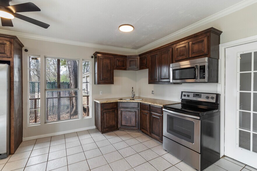 More Photos Of 3505 N Texas Ave, Bryan Freestanding For Sale