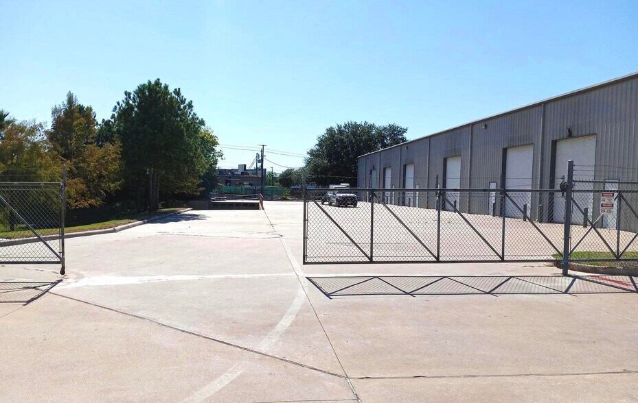 More Photos Of 7265 W 43rd St, Houston Warehouse For Lease
