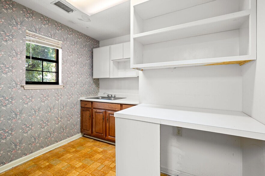 More Photos Of 300 Forest Ave, Chattanooga Office For Sale