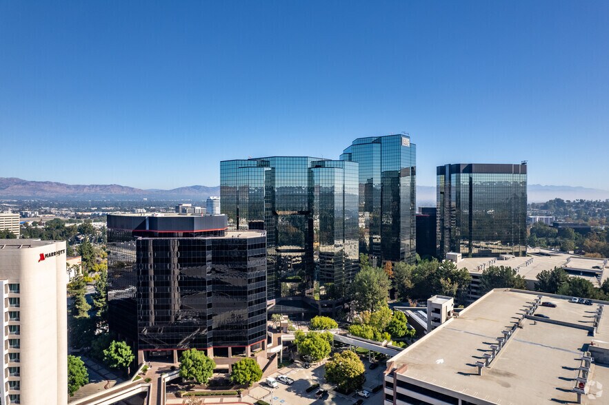 More Photos Of 21800 Oxnard St, Woodland Hills Office For Lease