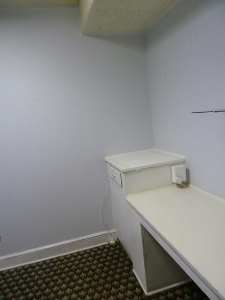 More Photos Of 910 Edgefield St, Greenwood Light Distribution For Sale