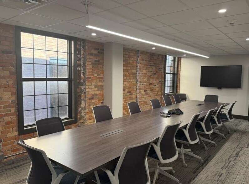 More Photos Of 46-58 Chatham St W, Windsor Office For Lease