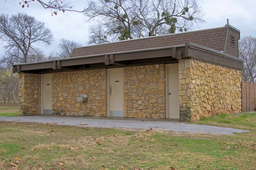 More Photos Of 400 W Martin Luther King Blvd, Duncan Sports And Entertainment For Sale