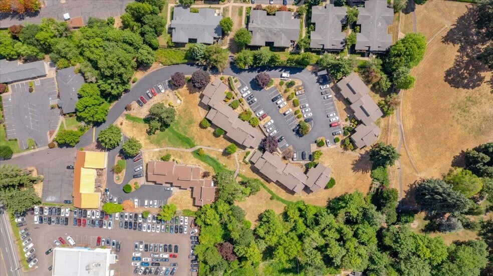 More Photos Of 2048 NE Highway 99W, McMinnville Apartments For Sale