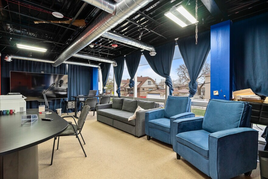 More Photos Of 3100 S Oak Park Ave, Berwyn Office For Sale