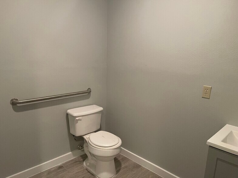 More Photos Of 4095 SE I 10 Frontage Rd, Sealy Medical For Sale