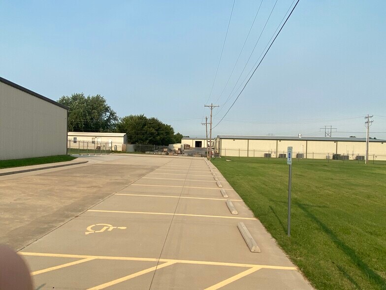 More Photos Of 8317 Gateway Ter, Oklahoma City Showroom For Sale