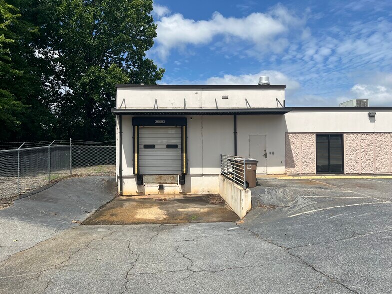 More Photos Of 616 Industrial Ave, Greensboro Flex For Lease