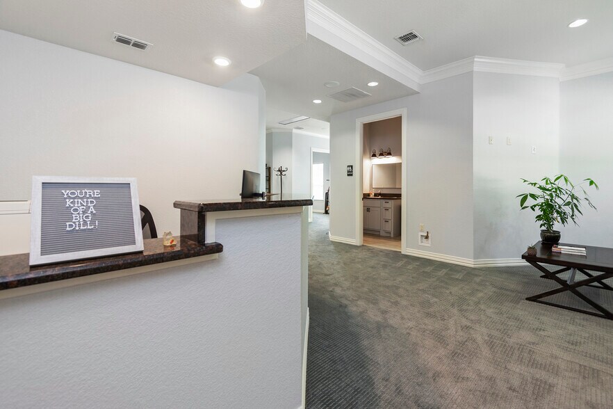 More Photos Of 7633 Bellaire Dr S, Fort Worth Medical For Sale