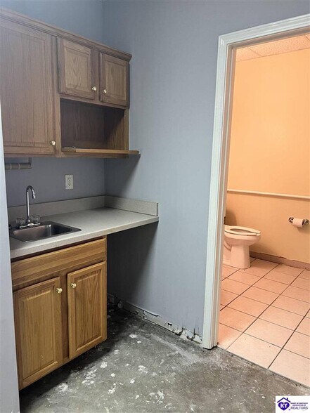 More Photos Of 1300 Gardiner Ln, Louisville Medical For Sale