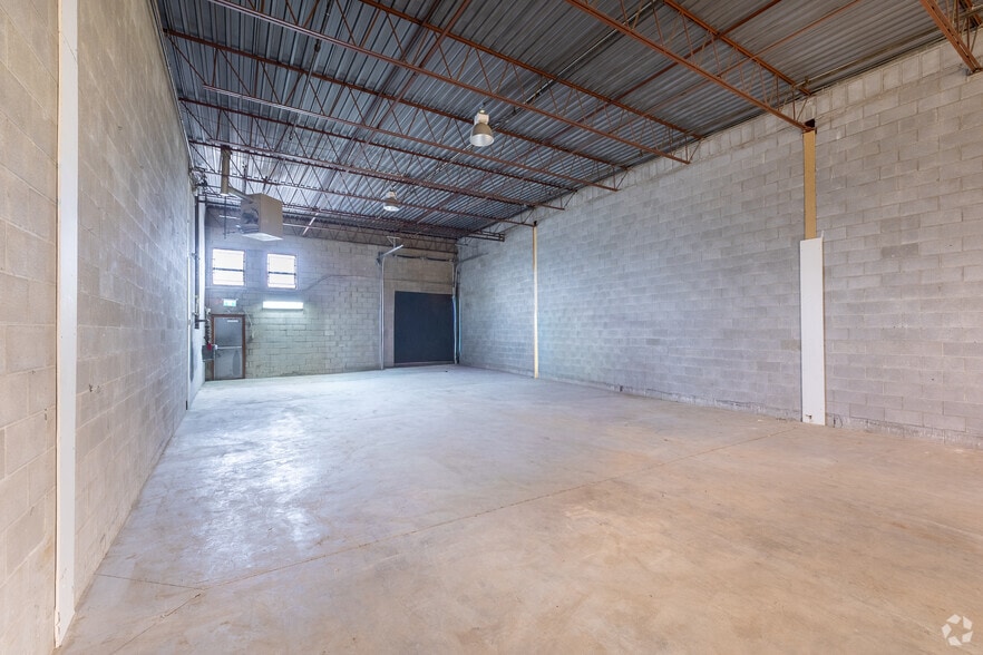 More Photos Of 1100-1240 Rue Beaulac, Montréal Showroom For Lease