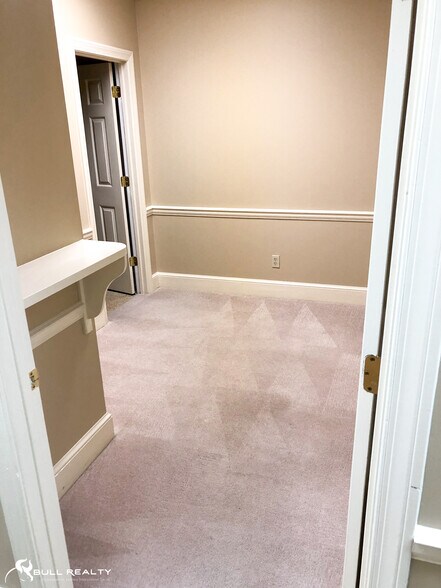 More Photos Of 200 Market Pl, Roswell Office Residential For Lease