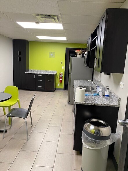 More Photos Of 700 Nicholas Blvd, Elk Grove Village Office For Lease