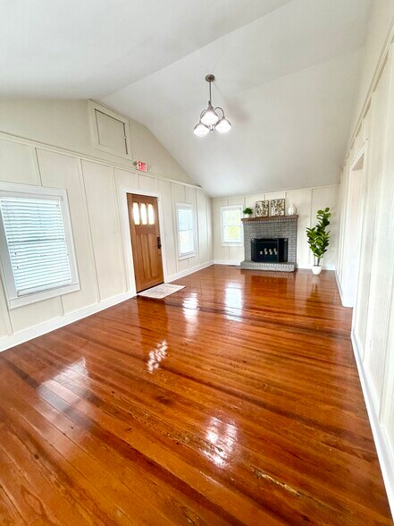 More Photos Of 904 W Lamar Alexander Pky, Maryville Office For Lease