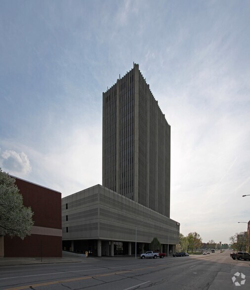 More Photos Of 800 SW Jackson St, Topeka Office For Lease