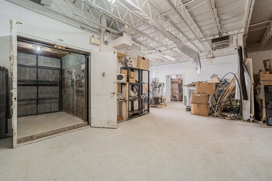 More Photos Of 8515 Av 9e, Montréal Light Manufacturing For Lease