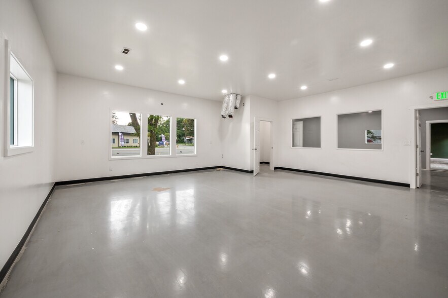 More Photos Of 1520 N Government Way, Coeur d'Alene Showroom For Sale