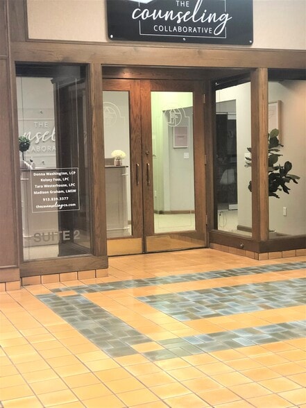 More Photos Of 100 E Park St, Olathe Office For Lease