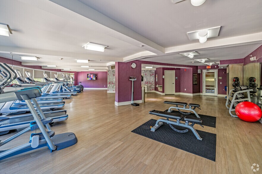 More Photos Of 50 Kenny Pl, Saddle Brook Hospitality For Sale