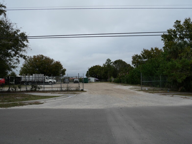 More Photos Of 5104-5108 W Hanna Ave, Tampa Warehouse For Lease