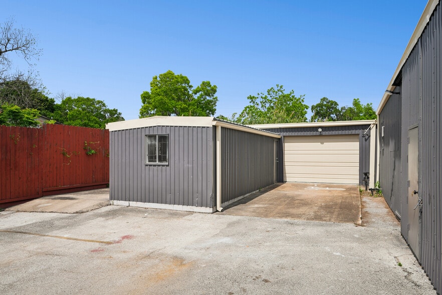 More Photos Of 2920 Golfcrest Blvd, Houston Industrial For Lease